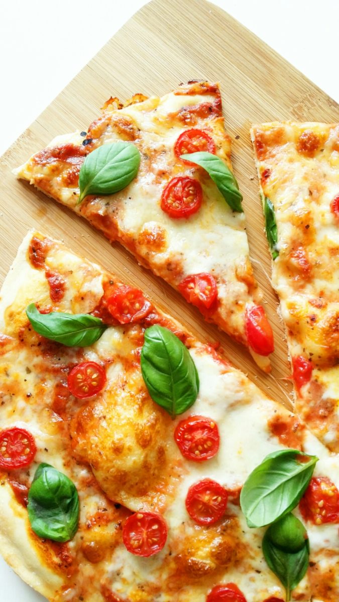 pizza margheritta z pomidorami
